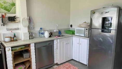 Casa 4 dormitórios com acesso pé na areia e vista panorâmica do mar