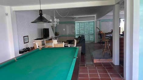 Casa 4 dormitórios com acesso pé na areia e vista panorâmica do mar