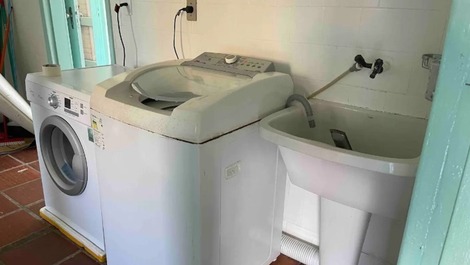 Casa 4 dormitórios com acesso pé na areia e vista panorâmica do mar