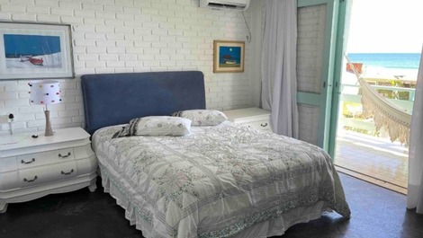 Casa 4 dormitórios com acesso pé na areia e vista panorâmica do mar