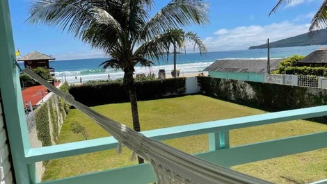 Casa 4 dormitórios com acesso pé na areia e vista panorâmica do mar