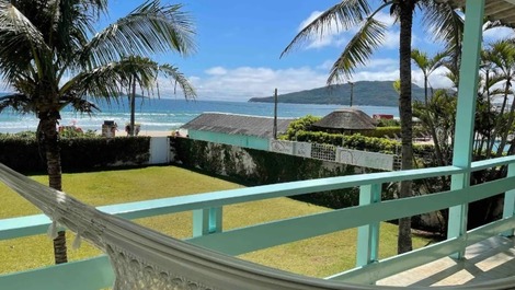 Casa 4 dormitórios com acesso pé na areia e vista panorâmica do mar