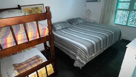 Casa 4 dormitórios com acesso pé na areia e vista panorâmica do mar