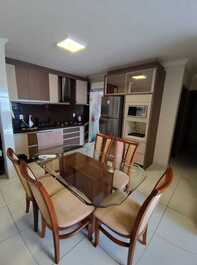 Apartamento com vista mar no centrinho dos Ingleses.