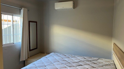 Linda casa na Praia Grande suíte com AC, poço, ótima região