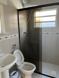 Linda casa na Praia Grande suíte com AC, poço, ótima região