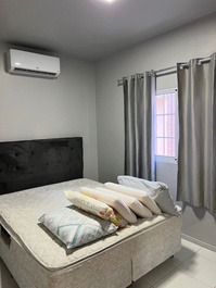 Linda casa na Praia Grande suíte com AC, poço, ótima região