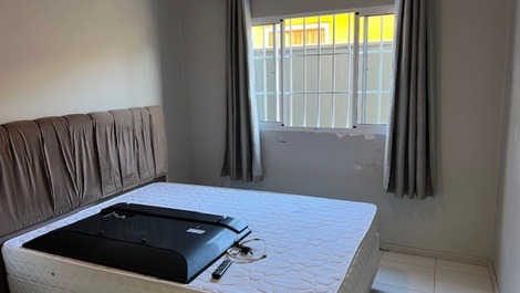 Linda casa na Praia Grande suíte com AC, poço, ótima região