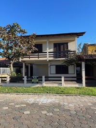 ÓTIMO SOBRADO Á 250M DO MAR, AC EM 2 QUARTOS, ÁGUA DE POÇO