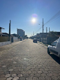 ÓTIMO SOBRADO Á 250M DO MAR, AC EM 2 QUARTOS, ÁGUA DE POÇO