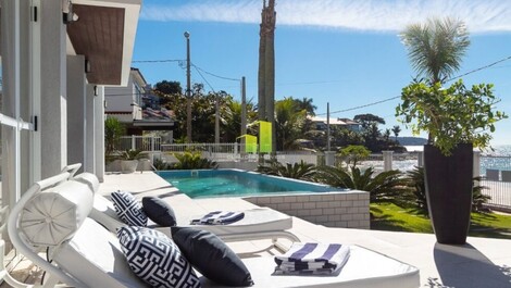 Casa Beira Mar com Piscina no coração de Bombinhas