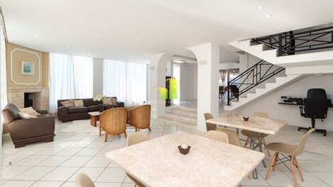 Casa Beira Mar com Piscina no coração de Bombinhas