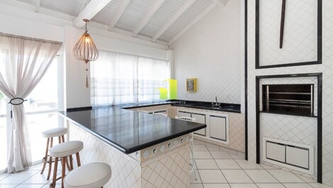 Casa Beira Mar com Piscina no coração de Bombinhas
