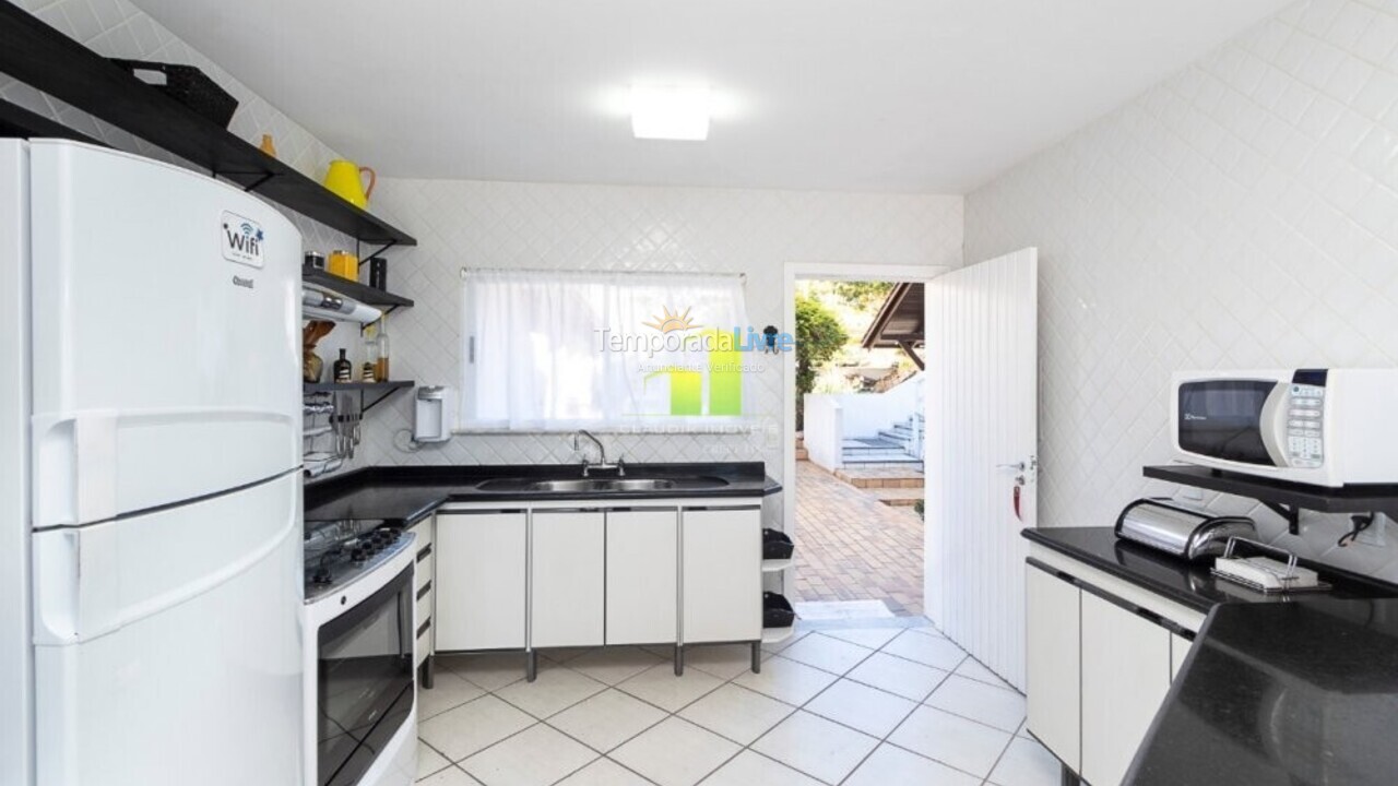 Casa para aluguel de temporada em Bombinhas (Praia de Bombinhas)