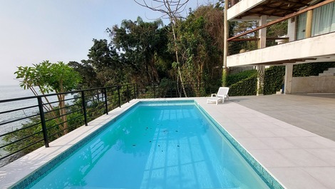 Casa a Beira in the center of Bombinhas with pool