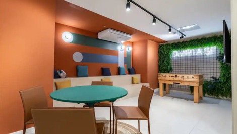 Sala multi uso com totó e mesa de baralho 