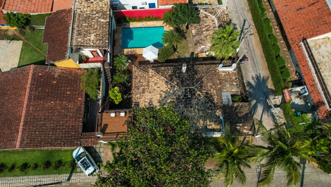 "Casa Balinesa com Piscina e Serviços, Apenas 50m da Praia"