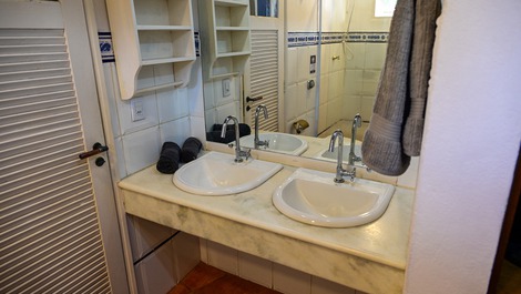 "Casa Balinesa com Piscina e Serviços, Apenas 50m da Praia"