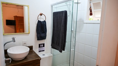 "Casa Balinesa com Piscina e Serviços, Apenas 50m da Praia"