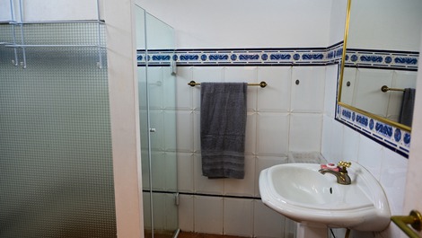 "Casa Balinesa com Piscina e Serviços, Apenas 50m da Praia"