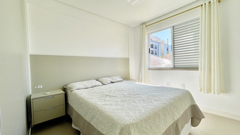 APARTMENT WITH 2 BEDROOMS IN BOMBINHAS BEACH (DOWNTOWN)