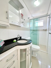 APARTMENT WITH 2 BEDROOMS IN BOMBINHAS BEACH (DOWNTOWN)