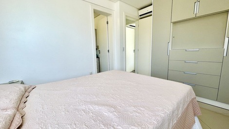 APARTMENT WITH 2 BEDROOMS IN BOMBINHAS BEACH (DOWNTOWN)