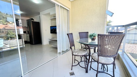 APARTMENT WITH 2 BEDROOMS IN BOMBINHAS BEACH (DOWNTOWN)
