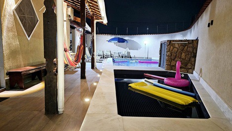 Beautiful House with 2 Pools, Adult (Heated) and Fireplace-Near the Beach