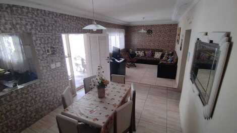 Vista sala e sala de jantar