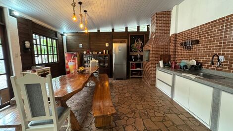 Casa charmosa pertinho da praia mansa em matinhos.