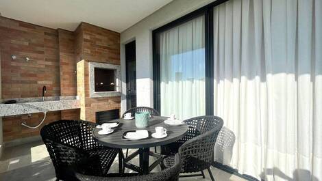 Apartmento de 02 quartos a 50 metros do mar com piscina