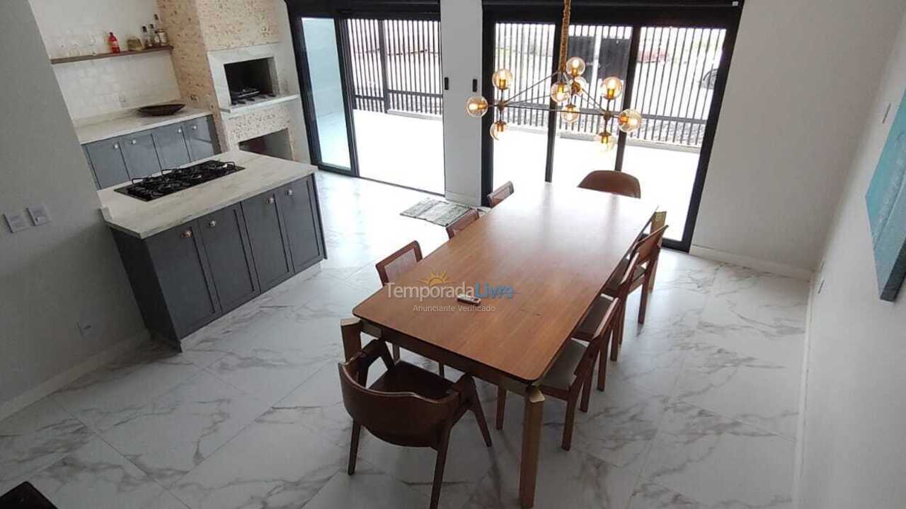 Casa para aluguel de temporada em São Francisco do Sul (Enseada)