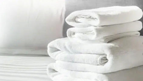 Jogo de lençóis e toalhas de banho são fornecidos