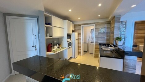 Apartamento 3 dormitórios frente mar Meia Praia SC