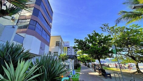 Apartamento 4 dormitórios frente mar Meia Praia SC