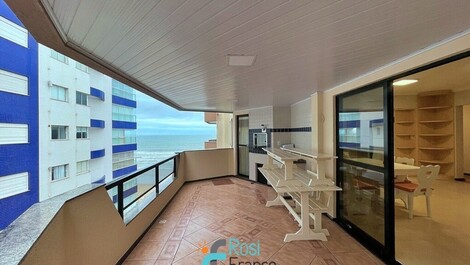 5 suite apartment facing the sea in Meia Praia SC