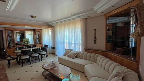 Apartamento 3 dormitórios frente mar Meia Praia SC