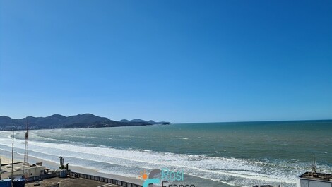 Apartamento con 3 suites y vista al mar en Meia Praia, Itapema, SC.