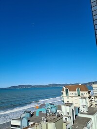 Apartamento con 3 suites y vista al mar en Meia Praia, Itapema, SC.