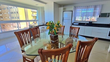 Apartamento con 3 suites y vista al mar en Meia Praia, Itapema, SC.