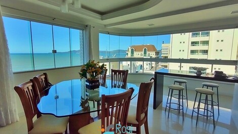 Apartamento con 3 suites y vista al mar en Meia Praia, Itapema, SC.