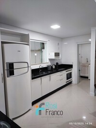 Apartamento con 3 suites y vista al mar en Meia Praia, Itapema, SC.