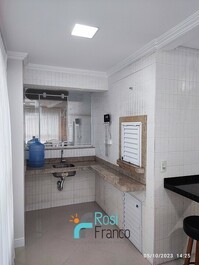 Apartamento con 3 suites y vista al mar en Meia Praia, Itapema, SC.
