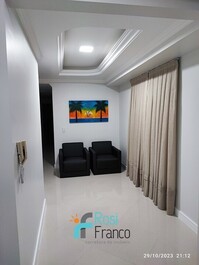 Apartamento con 3 suites y vista al mar en Meia Praia, Itapema, SC.