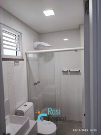 Apartamento con 3 suites y vista al mar en Meia Praia, Itapema, SC.