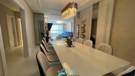 Apartamento de lujo de 4 suites a pocos pasos de la playa en Meia Praia