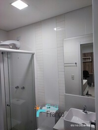 Apartamento con 3 suites y vista al mar en Meia Praia, Itapema, SC.