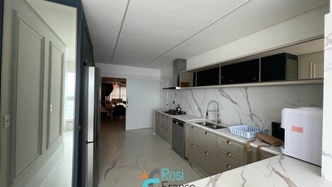 Apartamento de lujo de 4 suites a pocos pasos de la playa en Meia Praia