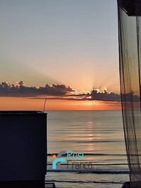 Apartamento 3 dormitórios quadra mar Meia Praia